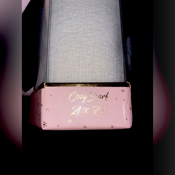 NWT Vince Camuto 21” X 72” Cream Scarf - Picture 3 of 3